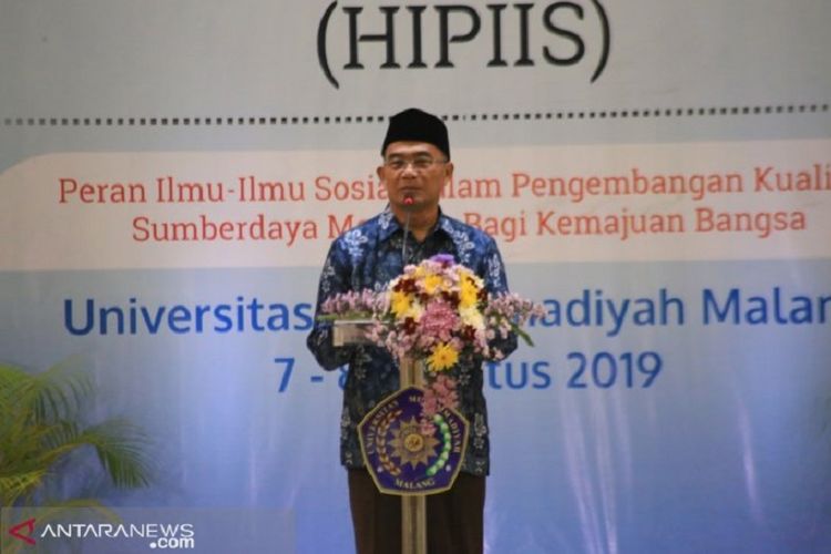 Ketua Umum HIPIIS Prof Dr Muhadjir Effendi memberikan sambutan pada acara Konvensi Nasional HIPIIS pertama di UMM Dome, Malang, Rabu (7/8/2019).