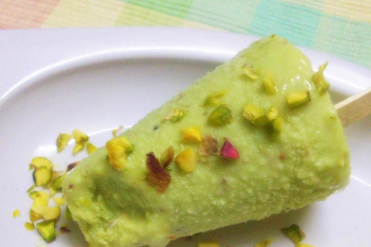 Kulfi, varian es krim pistachio berbentuk batang yang populer di India.