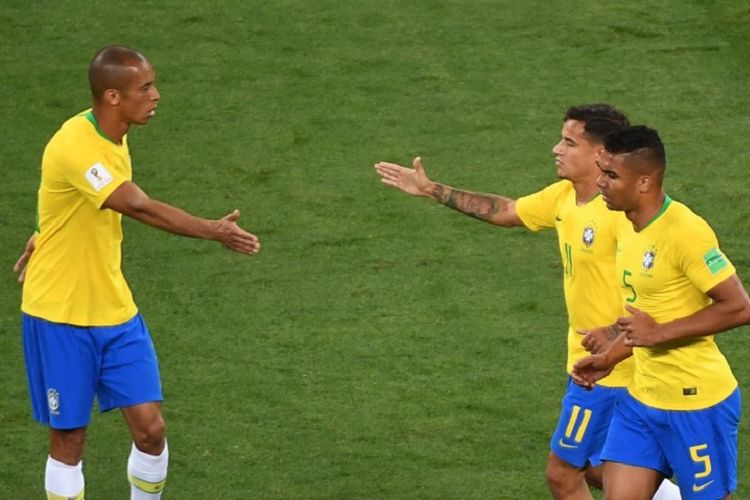 Miranda, Marcelo, dan Casemiro merayakan gol Brasil ke gawang Swiss pada pertandingan Piala Dunia 2019 di Rostov, 17 Juni 2018. 