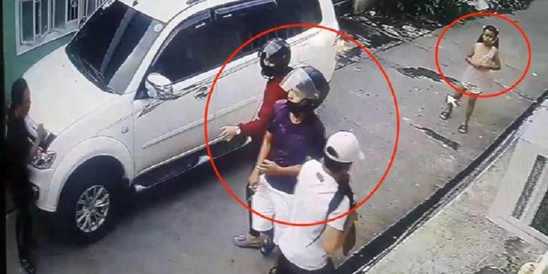 Dalam potongan gambar CCTV, terlihat gadis bernama Brielle Minia itu melihat kawanan perampok yang menodongkan senjata api ke arah ayahnya pekan lalu (27/9/2018).