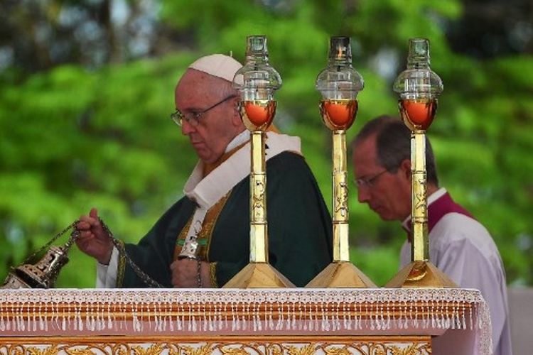 Paus Fransiskus membawa dupa ketika memimpin misa terbuka di Yangon, Myanmar. (29/11/2017)