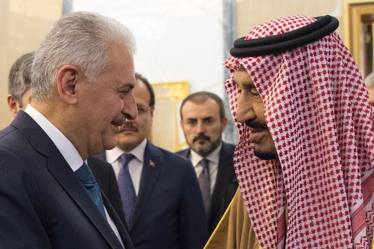 Raja Arab Saudi Salman bin Abdulaziz (kanan) menyambut Perdana Menteri Turki Binali Yildirim yang berkunjung ke Riyadh, Rabu (27/12/2017).