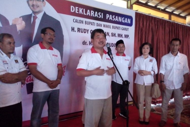 Rudy Gunawan memberi sambutan dalam acara deklarasi pencalonan kembali dirinya dalam Pilkada Garut, Sabtu (6/1/2018) di Rumah Makan Joglo, Garut, Jawa Barat.