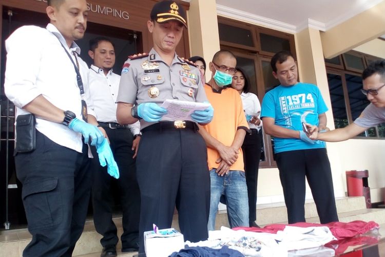 Kapolres Garut AKBP Budi Satria Wiguna didampingi Kasatreskrim menunjukan barang bukti kasus pencabulan, Senin (8/10/2018) di Mapolres Garut