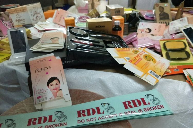 BPOM RI menggeledah pabrik kosmetik ilegal di kawasan Kalideres, Jakarta Barat pada Jumat (25/1/2019). 