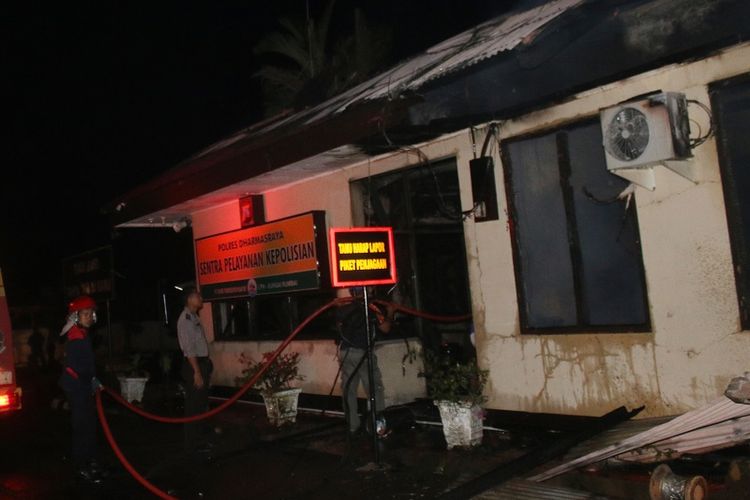 Petugas pemadam kebakaran, memadamkan api yang membakar Polres Dharmasraya, Sumatera Barat, Minggu (12/11) dini hari. Seluruh bangunan Markas Kepolisian Resor Dharmasraya ludes terbakar setelah dibakar oleh dua orang tidak dikenal pada Minggu dini hari sekitar pukul 02.30 WIB, dan kedua tersangka akhirnya ditembak mati petugas karena melakukan perlawanan. ANTARA FOTO/Eko Pangestu/Ief/aww/17.