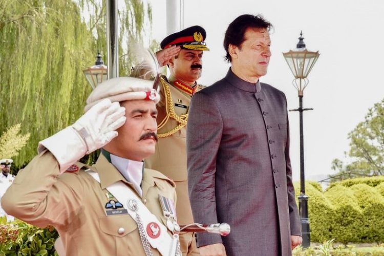 Mantan atlet kriket, Imran Khan (kanan), disumpah menjadi perdana menteri Pakistan yang baru pada Sabtu (18/8/2018). (Press Information Department/PID via AFP)