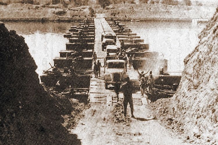 Kendaraan militer Mesir melintasi Terusan Suez pada 7 Oktober 1973 dalam Perang Yom Kippur melawan Israel.