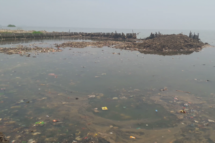 Lokasi lautan sampah di Muara Angke Jakarta Utara mulai digenangi air