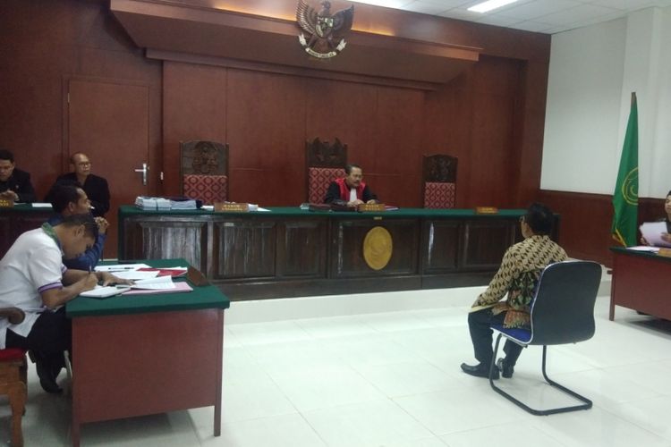 Saksi ahli Aksi Sinurat, saat memberikan pendapatnya dalam sidang pra peradilan di Pengadilan Soe, Kabupaten Timor Tengah Selatan (TTS), Rabu (13/2/2019)