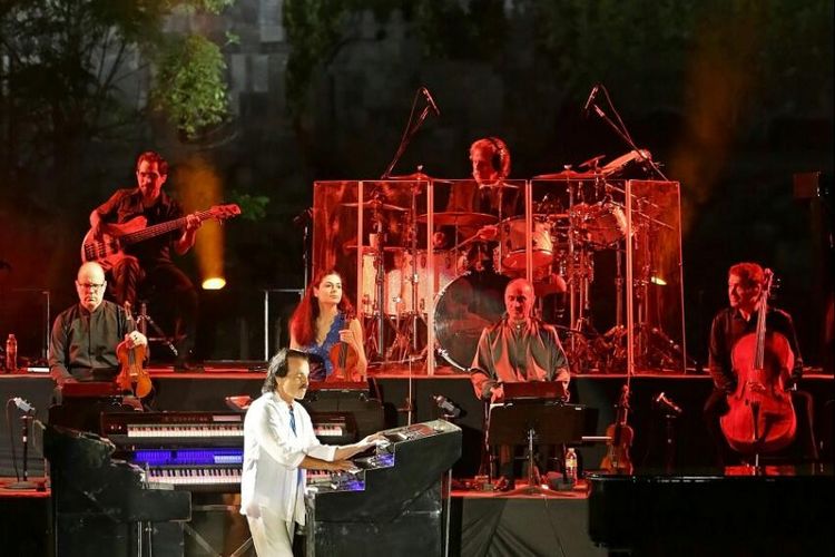 Aksi panggung Yanni di panggung Roro Jonggrang Prambanan Jazz hari kedua, yang di gelar di Kompleks Candi Prambanan, Yogyakarta pada Sabtu (6/7/2019).