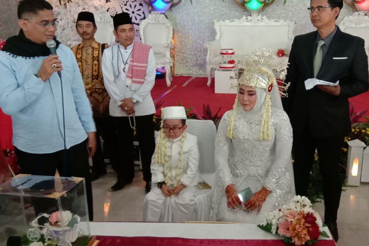 Daus Mini dan Selviana Hana Wijaya menjalani akad nikah di Gedung Aisyiyah, Beji Timur, Depok, Jawa Barat, Minggu (9/12/2018).