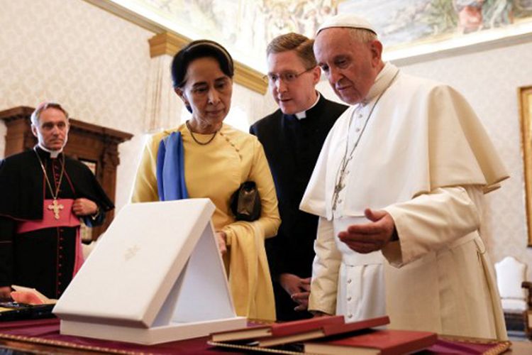 Pemimpin Myanmar Aung San Suu Kyi bertemu Paus Fransiskus di Vatikan City, Kamis (4/5/2017).  