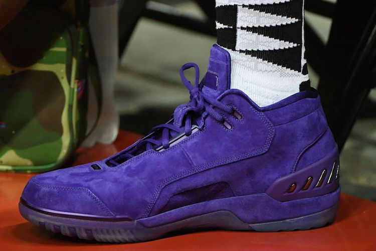 Sepatu LeBron James menggunakan warna khas Lakers, adalah seri Nike Air Zoom Generations.