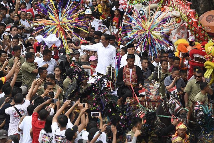 Calon Presiden dan Calon Wakil Presiden nomor urut 01 Joko Widodo dan Maruf Amin menyapa masyarakat Tangerang saat Karnaval Indonesia Satu di Banten, Minggu (7/4/2019).