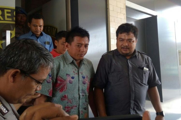 Wasit Muhammad Irham (mengenakan baju batik) didampingi penasehat hukumnya Taufiqurrahman saat hendak menemui wartawan usai menjalani pemeriksaan oleh Satgas Antimafia Bola di Mapolda DIY