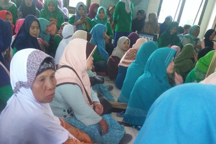 Ratusan perempuan Desa Lakardowo, Kecamatan Jetis, Mojokerto, melakukan istighosah saat menunggu sidang lanjutan dengan Pemkab Mojokerto dan PT PRIA sebagai tergugat di PTUN Surabaya, Selasa (21/8/2018).