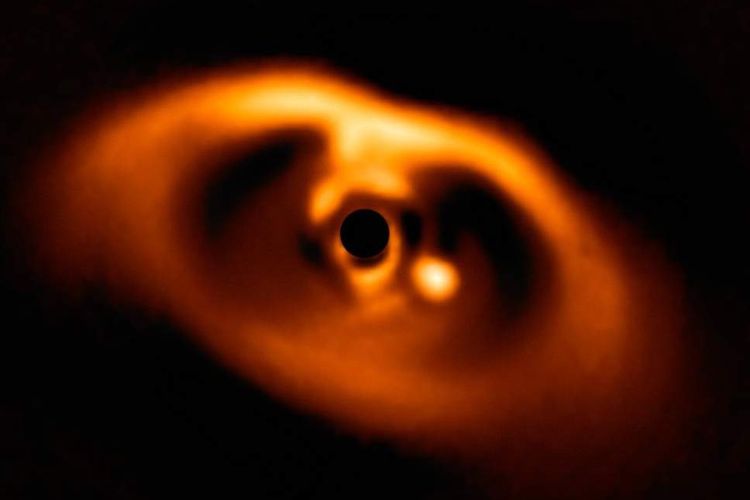 Gambar spektakuler ini ditangkap oleh Very Large Telescope milik ESO. Merupakan gambar pertama yang memperlihatkan dengan jelas kelahiran planet baru, PDS 70. 