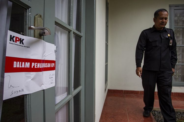 Petugas keamanan berjalan di samping ruang kerja Komisioner KPU Wahyu Setiawan yang disegel KPK di Jakarta, Kamis (9/1/2020). Penyegelan terhadap ruang kerja Wahyu Setiawan dilakukan setelah KPK menangkap tangan Komisioner KPU tersebut bersama tiga orang lainnya pada Rabu (8/1/2020). 