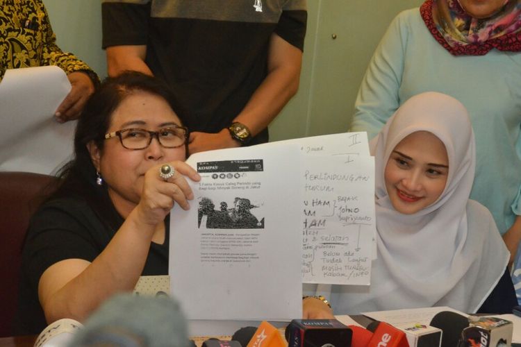 Istri Mandala Shoji, Deanova Safriana (kanan) dan kuasa hukum Mandala, Elza Syarief saat ditemui di kawasan Menteng, Jakarta Pusat, Sabtu (9/2/2019).