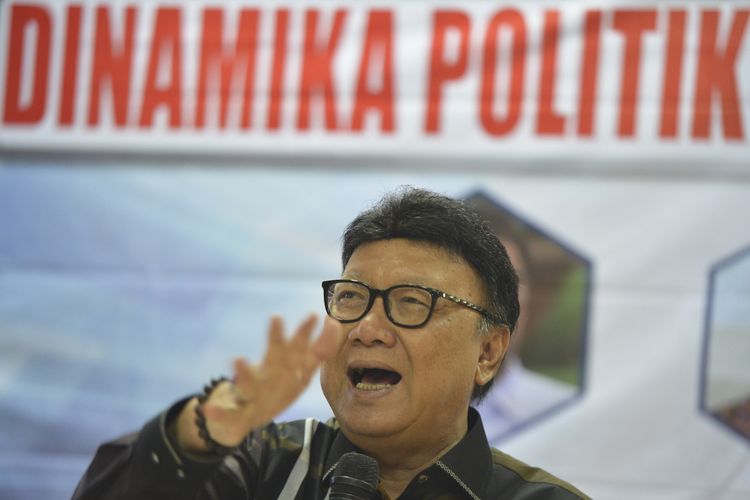 Mendagri Tjahjo Kumolo menyampaikan pandangan ketika menjadi pembicara pada diskusi publik di Jakarta, Sabtu (12/8/2017). Diskusi yang diprakarsai oleh Galang Kemajuan Center tersebut mengangkat tema Dinamika Politik dan Undang-Undang Pemilu. ANTARA FOTO/Wahyu Putro A/pd/17