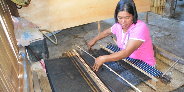 Seorang penenun di Kampung Pota, Kecamatan Sambirampas, Kabupaten Manggarai Timur, Flores, NTT sedang menenun kain tenun sulam bermotif Congkar.