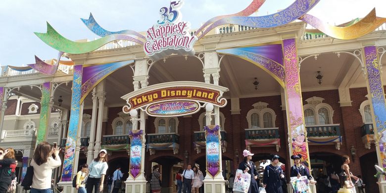 Pintu masuk area Tokyo Disneyland diubah desain dan dekorasinya sesuai tema perayaan ulang tahun ke-35 pada tahun 2018, yaitu Happiest Celebration.