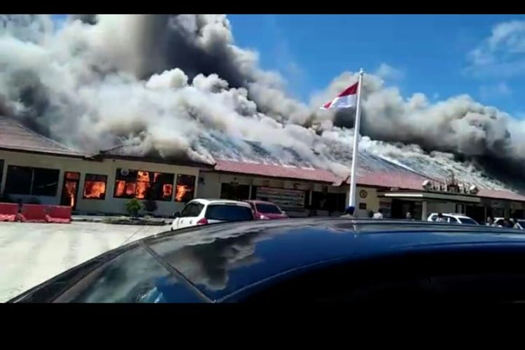 Kantor Polres Lampung Selatan terbakar, Kamis (2/5/2019).