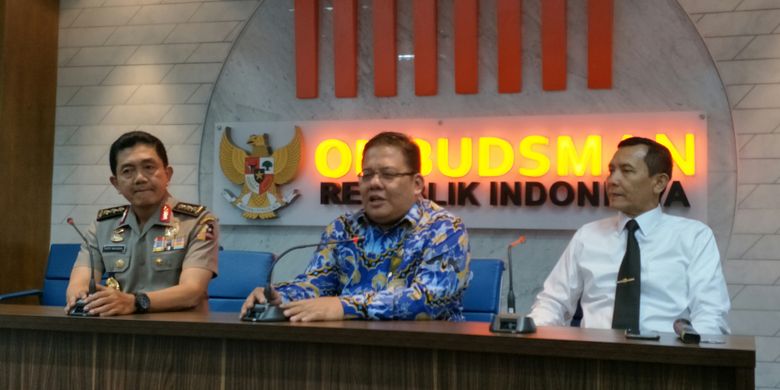 Komisioner Ombudsman Adrianus Meliala (Tengah) bersama Irwasum Polri Komjen Putut Eko Bayuseno (kiri) di Kantor Ombudsman, Jakarta, Senin (27/11/2017)
