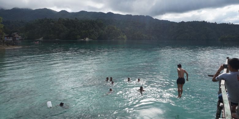 Anak-anak sedang berenang di Teluk Sarawondori, Kepulauan Yapen, Papua, Minggu (19/8/2018).