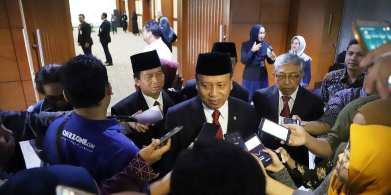 Menristekdikti Mohamad Nasir usai melantik 2 pejabat baru pimpinan PTN untuk periode 2018-2022 di Gedung Kemenristekdikti, Jakarta (18/9/2018).