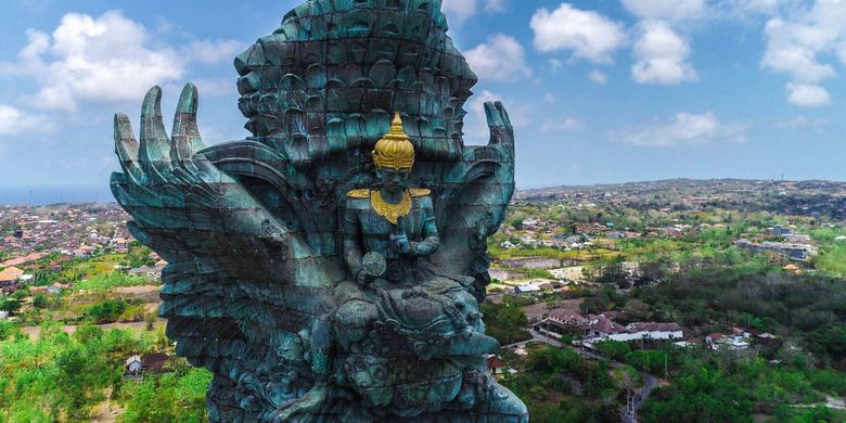 Penampakan Patung Garuda Wisnu Kencana (GWK) dari udara usai diresmikan di Kuta Selatan, Bali, Minggu (25/09/2018). Patung setinggi 121 meter dengan lebar 64 meter tersebut resmi diresmikan dan menjadi patung tertinggi ketiga di dunia.