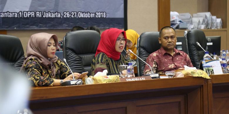 Direktur Persyaratan Kerja S. Junaedah (jilbab merah) saat mewakili Menteri Ketenagakerjaan (Menaker) RI pada agenda Munas ke-1 Persaudaraan Dosen Republik Indonesia bertajuk di Gedung Nusantara 1 DPR RI, Jakarta, Jumat (26/10/2018).