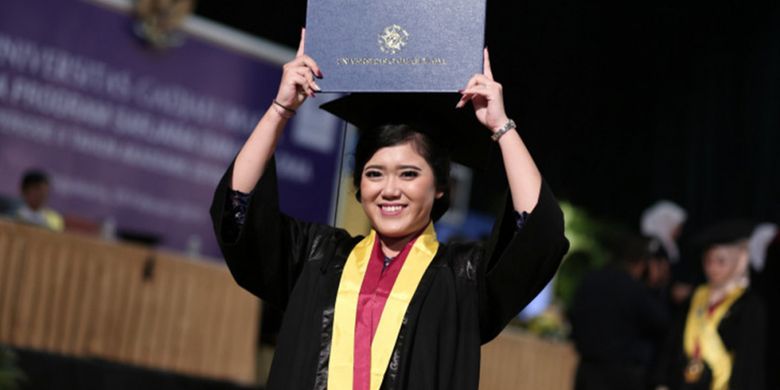 ektor Universitas Gadjah Mada, Prof. Panut Mulyono, mewisuda dan meluluskan 1.507 wisudawan Program Sarjana dan Diploma (20/2/2019)