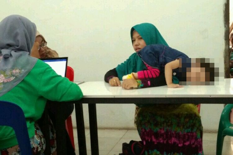 Husnul (di atas meja), balita terdampak virus rubella, menjalani terapi di Banda Aceh. Program imunisasi MR di Aceh, hingga saat ini, baru mencapai angka 7 persen, setelah Plt Gubernur sempat menginstruksikan pemberhentian pemberian vaksin untuk sementara.