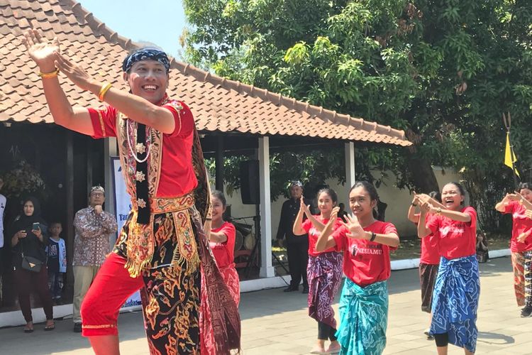 Falshmob Tari Topeng yang dilaksanakan di komplek Kesultanan Kasepuhan Cirebon, Sabtu (22/9/2018)