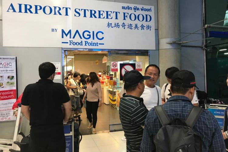 Pintu masuk Airport Street Food di Suvarnabhumi International Airport, Bangkok, Thailand.