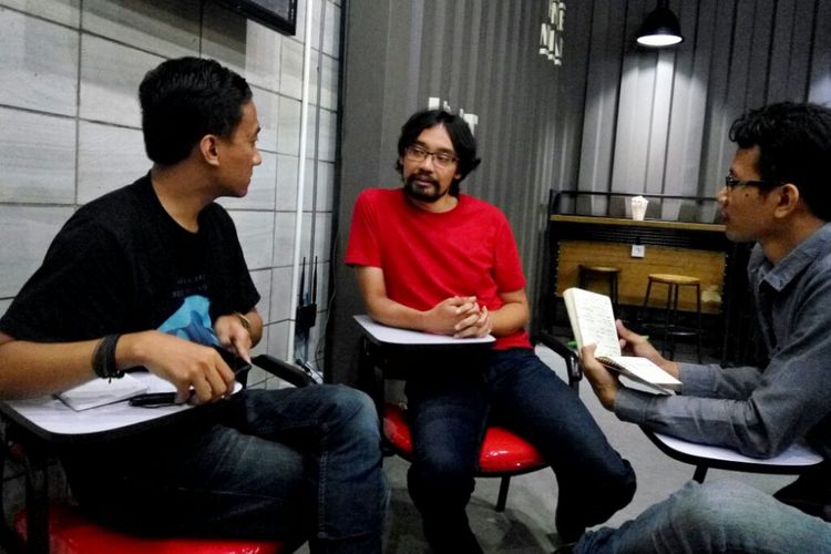 Penulis Skenario Film Indonesia, Ifan Adriansyah Ismail (kaos merah) saat berdiskusi dengan peserta bootcamp CGV Movie Project di Rumah Film Indonesia, Yogyakarta.