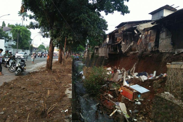Rumah di atas turap Kali Bintaro Utara yang ambles pada Rabu (20/9/2017) dini hari.