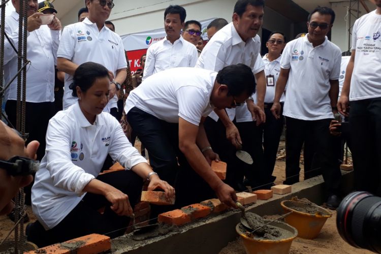 Menteri BUMN Rini Soemarno melakukan peninjauan program padat karya tunai di kampung panai kelurahan kabil kecamatan Nongsa Batam, Kepulauan Riau. Dari program ini, BUMN kucurkan anggaran hingga Rp 1 miliar
