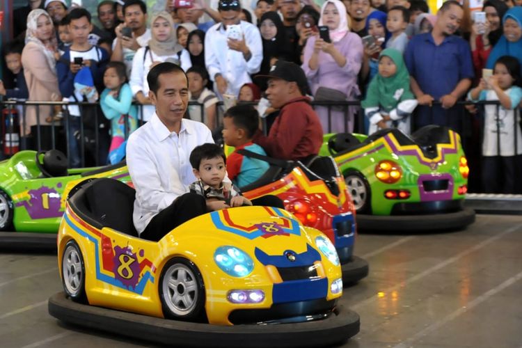 Presiden Joko Widodo bermain bersama cucu, Jan Ethes Srinarendra di Wahana Permainan Anak Transmart Yasmin, Kota Bogor, Senin (18/6/2018).