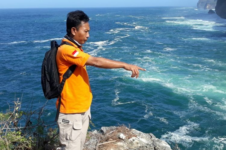Lokasi Seorang Nelayan Hilang setelah Jatuh dari Tebing di Pantai Nampu pada Sabtu (14/7/2018)