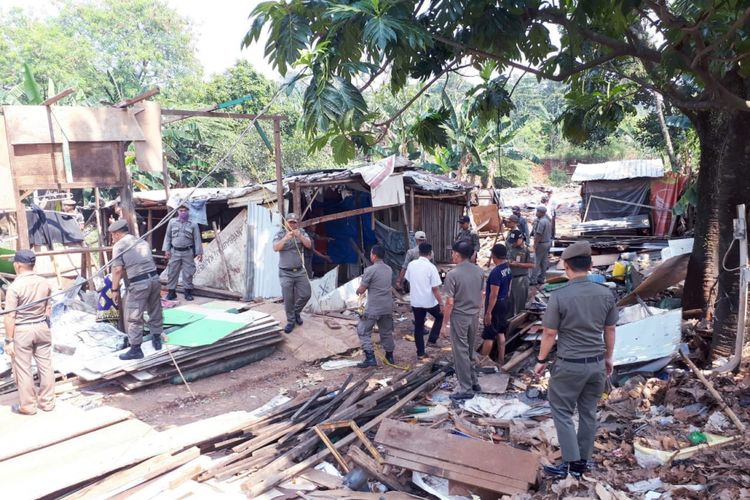Kecamatan Jagakarsa menertibkan bangunan liar yang berdiri di Tempat Pemakaman Umum (TPU) Kampung Kandang, Kamis (13/9/2018).