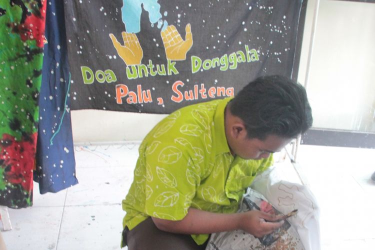 Aditya Dwi Saputra (25) merupakan peserta aksi sosial di Balai Besar Rehabilitasi Sosial Penyandang Disabililitas Ini (BBRSPDI) Kartini Kabupaten Temanggung, yang membuat batik untuk korban gempa Palu, Rabu (10/10/2018).
