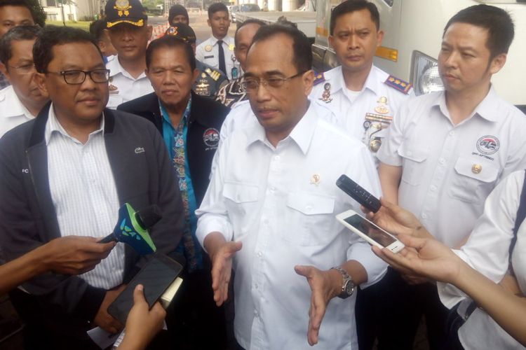 Menteri Perhubungan (Menhub) Budi Karya Sumadi ketika berkunjung ke Kantor Pelindo II di Pelabuhan Tanjung Priok, Jakarta Utara, Minggu (9/12/2018).