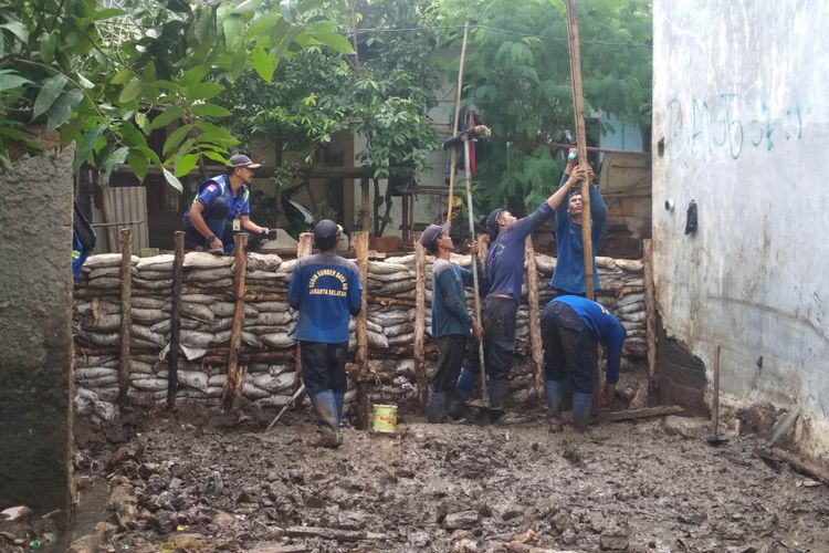 Pembuatan pondasi turab oleh petugas Suku Dinas SDA Jakarta Selatan, pada Selasa (15/1/2019)