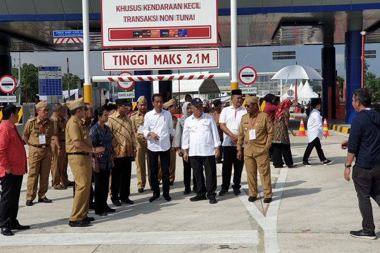 Presiden Joko Widodo meresmikan tol Trans-Sumatera ruas Bakauheni-Terbanggi Besar, Jumat (8/3/2019). Acara peresmian berlangsung di gerbang tol Natar, Lampung selatan.