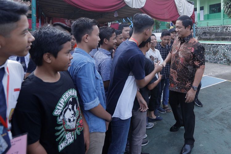 Wali Kota Semarang Hendrar Prihadi saat mengunjungi SMPN 26 Semarang saat deklarasi sebagai Sekolah Ramah Anak, Senin (11/3/2019).