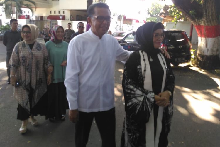 Gubernur Sulawesi Selatan Nurdin Abdullah bersama Liestiaty F Nurdin saat berjalan menuju TPS 42 pada Pemilu hari ini. 