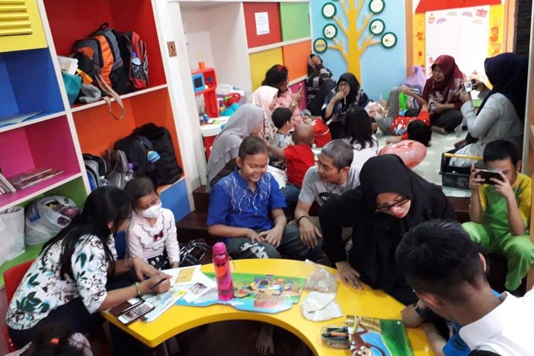 Kegiatan membacakan buku cerita untuk anak-anak berkebutuhan khusus di Rumah Sakit Cipto Mangunkusumo yang dilakukan oleh Reading Bugs dan tim relawan Read Aloud, Selasa (23/7/2019).